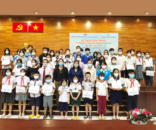 Phu My Hung awards 200 scholarships to students with disabilities & orphaned students