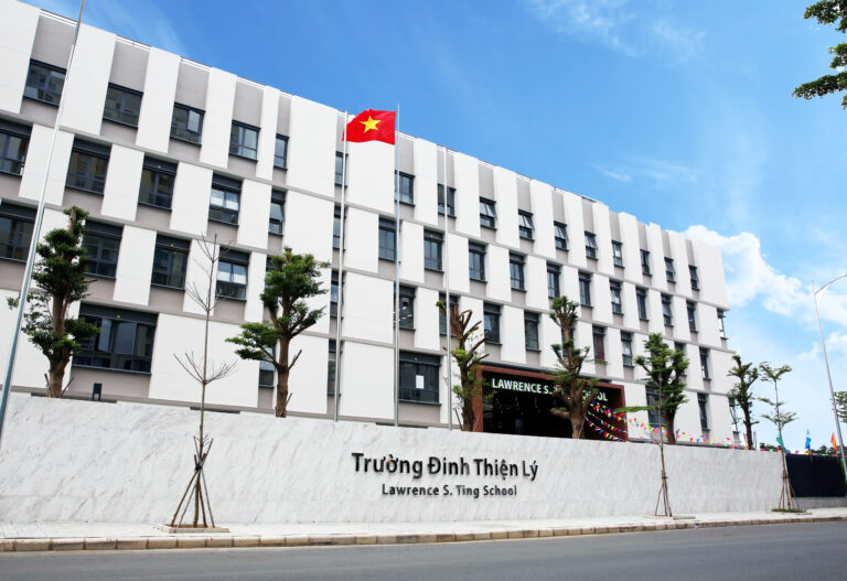 Trường Đinh Thiện Lý đón nhận bằng khen của Thủ tướng Chính phủ