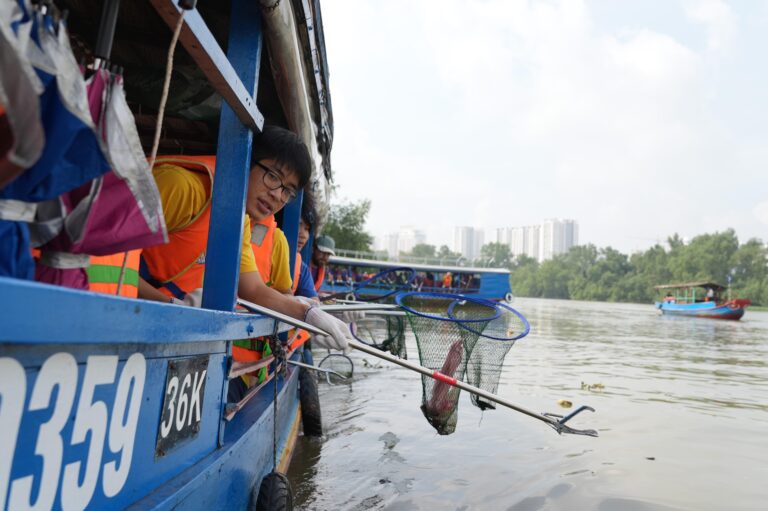 Học sinh Trường Quốc tế Nam Sài Gòn (SSIS) dọn rác làm sạch bờ sông