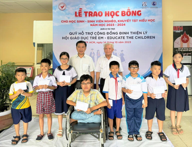 Phu My Hung Corporation and Ho Chi Minh City Sponsoring Association for Poor Patient granted scholarships