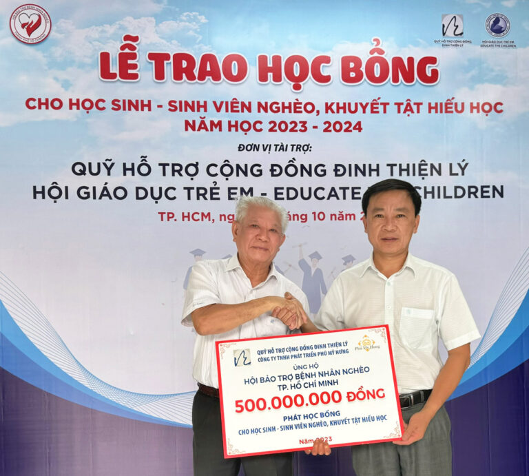 Phu My Hung and HCMC Sponsoring Association for Poor Patients presented scholarships