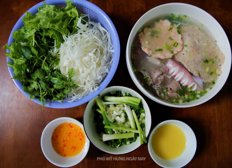 Bun quay Thanh Hung (Stir-fried Noodles) has inaugurated a new branch in Phu My Hung