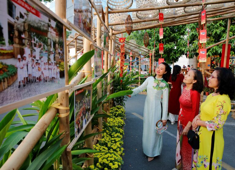 Niềm vui bất ngờ từ khu trưng bày ảnh Hội hoa xuân Phú Mỹ Hưng qua các năm