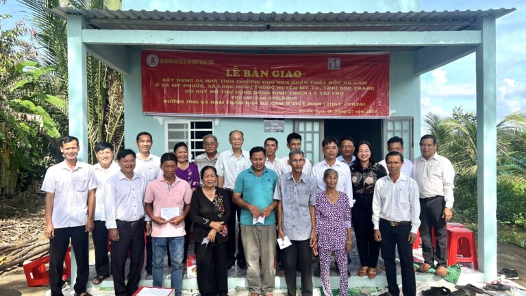 Lawrence S. Ting Foundation hands over charity houses in Soc Trang