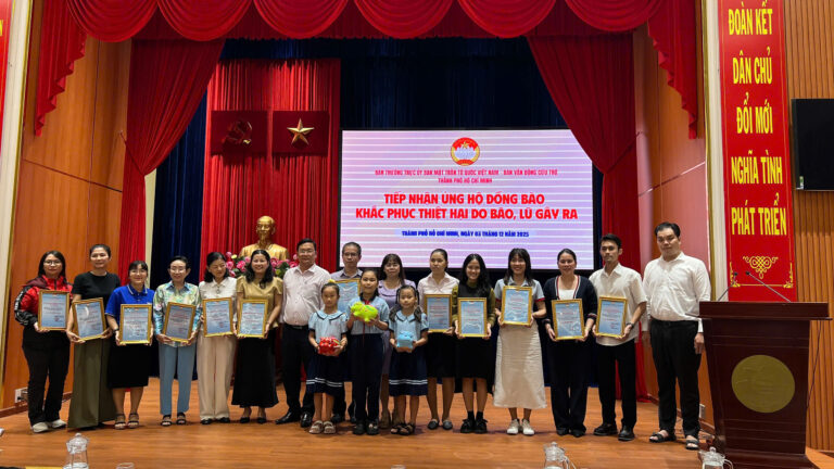 Công đoàn Công ty Phú Mỹ Hưng và Quỹ Hỗ trợ Cộng đồng Đinh Thiện Lý ủng hộ đồng bào miền Trung