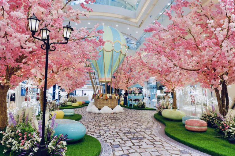 Crescent Mall: Không gian đón Tết Bính Ngọ 2026 với khinh khí cầu và rừng hoa đào