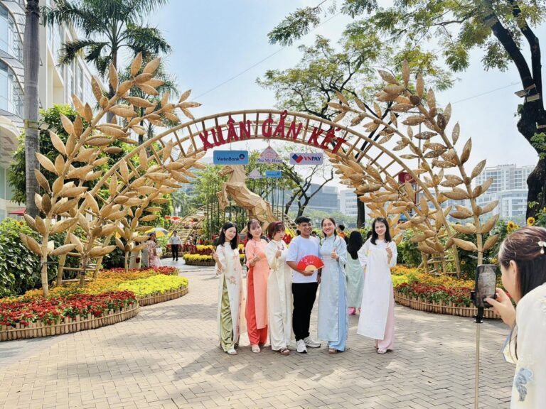 Đường hoa Phú Mỹ Hưng nhộn nhịp bạn trẻ “Check-in”