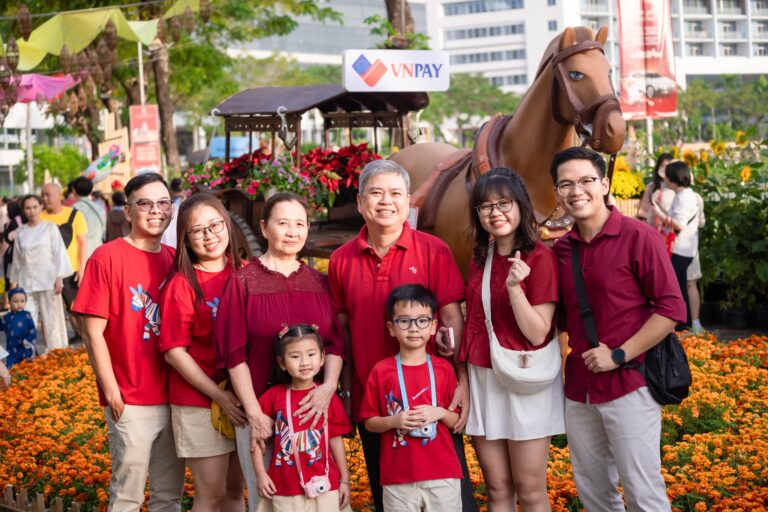 Đường hoa Phú Mỹ Hưng rộn ràng đón khách trong ngày cuối mở cửa