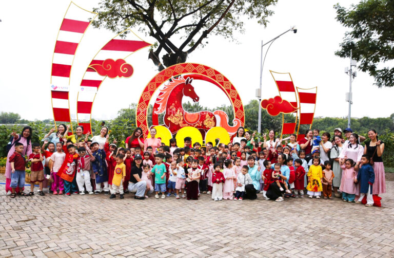 Vừa mở cửa Đường hoa Phú Mỹ Hưng 2026 đã rộn ràng đón “khách nhí” du xuân