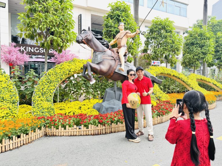 Ngày thứ hai mở cửa, Đường hoa Phú Mỹ Hưng tấp nập khách du xuân