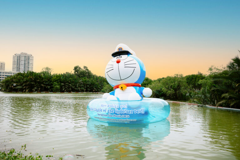 Hồ Bán Nguyệt nhộn nhịp khách “check-in” cùng Doraemon khổng lồ